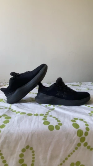 Svarta Under Armour skor - Ett par svarta Under Armour skor i bra skick. Kontakta vid minsta lilla!!