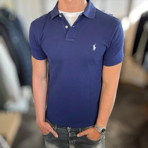 Ralph lauren piké - Mycket fint skick, inga defekter. Nypris ca 1000kr. Passar dig som är 170-180cm ungefär. Modellen är 185 cm, 75 kg. Alltid billigare pris vid köp av flera varor‼️🙌Svarar alltid på frågor eller funderingar! 