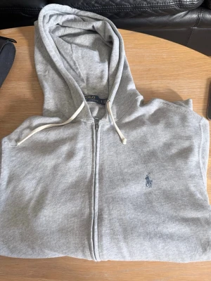 Äkta Ralph lauren zip  - En zip från polo Ralph lauren som är i bra skick men en liten defekt. Se bild 4. Det är färg men går säkert att få bort för övrigt inga defekter. Köpt för ca 1800 på zalando. Mitt pris 300 