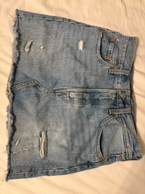 Jeanskjol från Levi’s - Snygg Levis kjol.