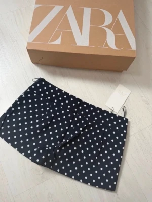 Prickiga shorts zara - Såååå snygga men tyvärr var dem för små för mig!! Nya med prislapp kvar. Svart/marinblå ish färg