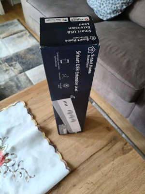 Smart USB förgreningsdosa - Smart Home förgreningsdosa med USB-portar och tre eluttag. Vit färg med svart detaljer, styrs via app och har WiFi-funktion. Perfekt för att ladda flera enheter samtidigt och koppla in elektronik på ett smidigt sätt. Helt ny och aldrig använd!