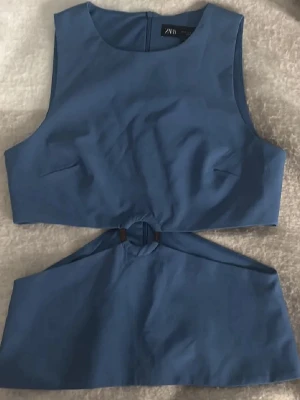 Blå  topp från Zara - Säljer denna snygga och efterfrågade topp från zara.