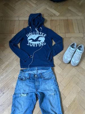Hollister hoodie - Hollister hoodie i skick 9/10 tecken på användning men inga defekter. Storlek S passar någon runt 170-175.