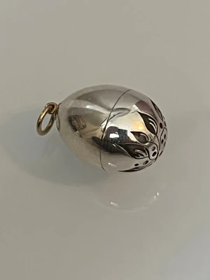 Ole Lynggaard forest egg hänge  - Discontinued in stores. Nyskick forest egg från Ole Lynggaard silver och 18k guld. 