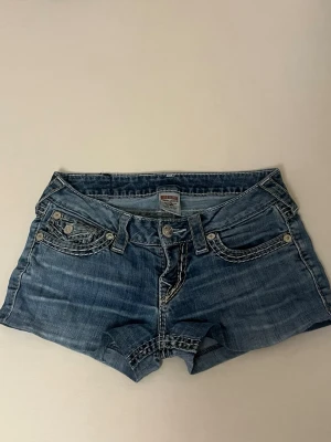 True Religion shorts - Ljusblåa true Religion shorts utan besvär. Skriv privat för mer funderingar eller frågor.