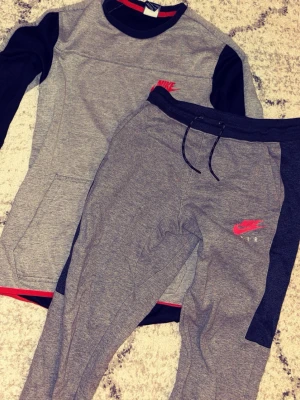 Äkta Grå Nike SET - För killar och tjejer , väldigt bra skick