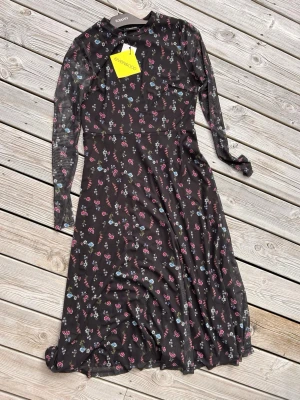 Blommig svart klänning Even&Odd - Svart långärmad klänning från Even&Odd med små blommor i rosa, blått och vitt. Klänningen har en mjuk, följsam passform. Perfekt för dig som gillar romantiska detaljer och blommigt mönster.