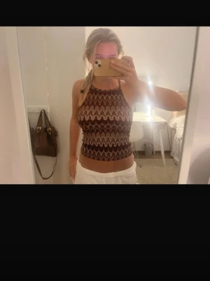 Missoni topp - Säljer en fin topp/linne i missoni mönster, köpt på vinted så vet inte märke, super fin till vardags eller som fest topp!❤️