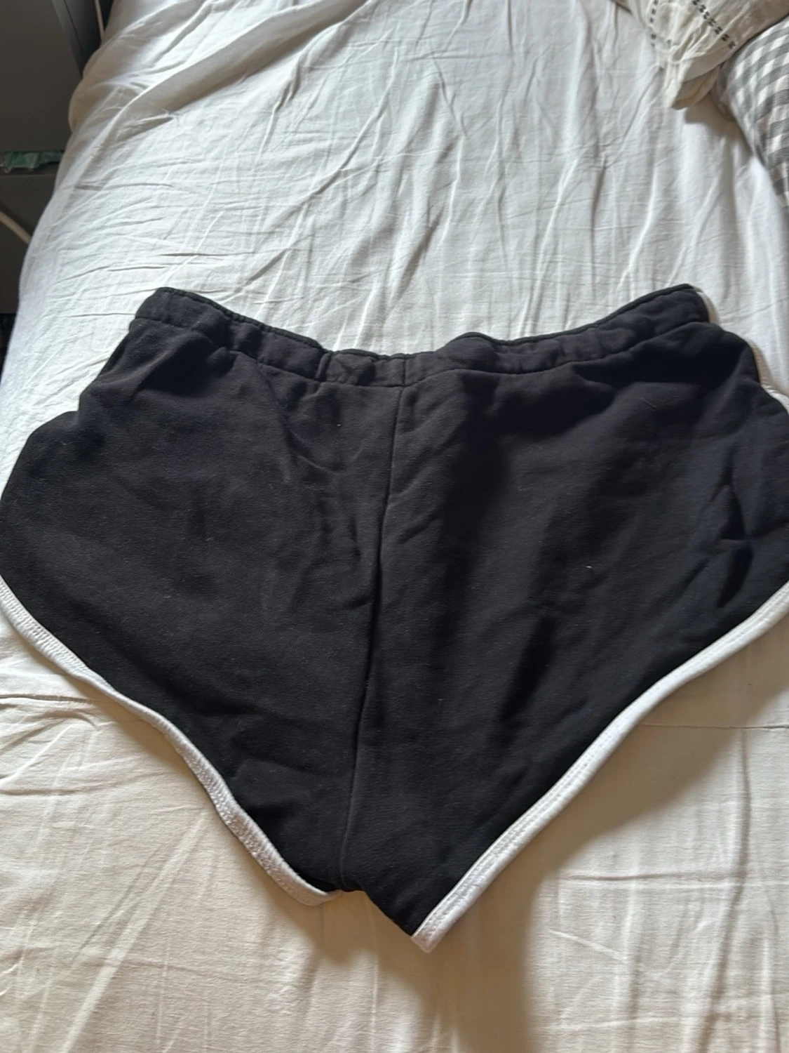 Svarta shorts med vit kant och snörning - 1
