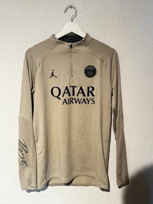  PSG träningströja 23/24 - PSGxJordan , är felfri i skicket, storlek M och sitter true to size på kroppen.