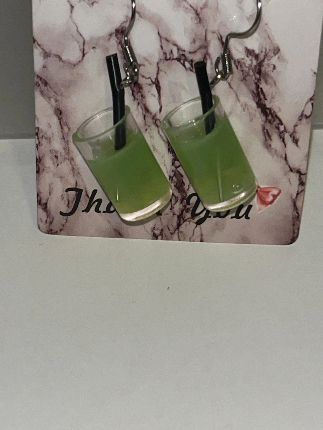 Örhängen med gröna drinkglas med citronskivor i