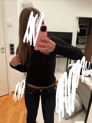 Mörkblå low waist jeans true religion  - Säljer ett par mörkblå low waist jeans, true religion, tycker dessa jeans inte passar mig då det passar någon annan mycket bättre💞