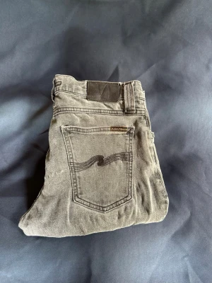 Nudie jeans  - Säljer nu ett par nudie jeans som är sjukt snygga. De är i mkt fint skick men lite täcken på användning som inge syns vid användning☺️ hör av dig vid frågor mvh Melwin