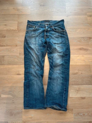 Nudie bootcut jeans-  regular Ralf  - (INTRESSEKOLL‼️) Ett par helt otroliga nudies med riktigt snygg tvätt. Modellen är regular Ralf som är en discontinued modell (alltså att den inte säljs i denna version längre) som sitter lite bootcut. Denna modell är väldigt eftertraktad. Kom gärna med bud så får jag se vad ni ger, därför stämmer priset inte. 