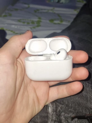 A*rpods - Säljer ett par vita trådlösa in-ear hörlurar med laddningsetui. Hörlurarna har en stilren och kompakt design med rundade kanter och magnetiskt lock. Perfekta för musik, poddar och samtal på språng. Laddas enkelt i det medföljande etuiet.OBS endast en medföljer (med kartong)