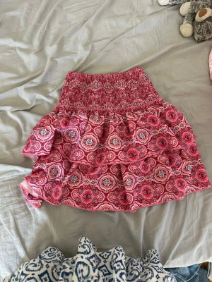 Rosa volangkjol med mönster - Supersöt kort volangkjol💕💕