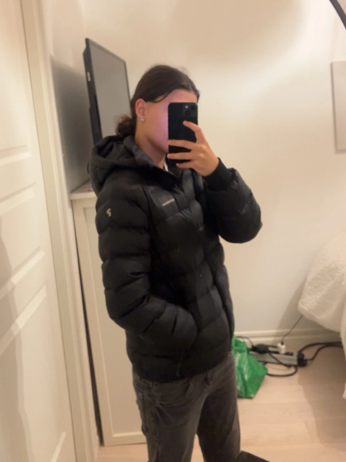 Svart pufferjacka med huva - 1