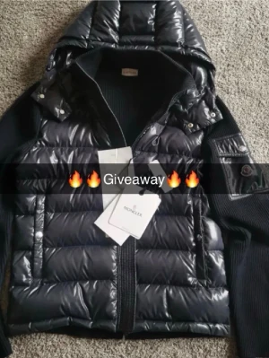  Moncler - Helt ny cardigan 🔥🔥 för att vara med och delta behöver ni göra dessa tre steg 1 följa ossa på Plick 2 lika annonsen 3 /lika 3 valfria annonser eller mer i vår profil 🎊🥳🍾 och vinnaren dras 15 August lycka till!🎊🎊🎉🥳