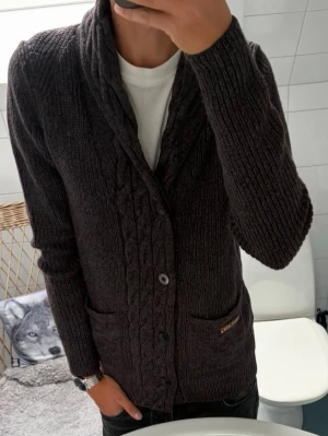 Cast Iron Stickad Cardigan ~ Vintage - Vintage Cast Iron Stickad Cardigan i Ull Blend | Storlek: M | Passform: Normal Fit | Färg: Grå/Burgundy, Mönstrad | Skick: 8.5/10 Inga Defekter | Pris ej hugget i sten!