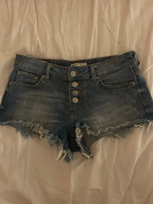 Lågmidjade jeansshorts - Lågmidjade jeansshorts med cool knäppning! För små på mig