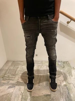 Jack and Jones Slim/Glenn jeans - Säljer ett par riktigt feta Jack and Jones jeans i modellen Slim/Glenn. Storleken är W28/L30 och modellen är 177 och väger ca 61 kg. Inköpta för 899, knappt använda.