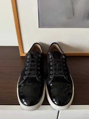 Lanvin cap toe - Säljer nu dessa lanvin cap toes  Uk9  Endast sor medföljer  Svarta  Cond 9/10  Sulorna har blekts