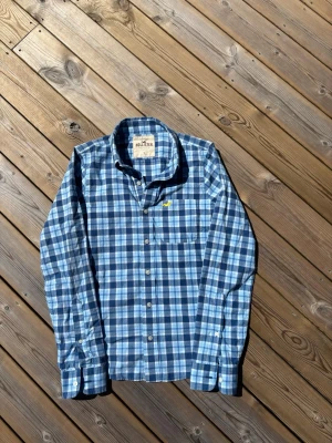 Hollister skjorta ~ Vintage  - Säljer denna Hollister skjorta i mycket bra skick och som är Vintage. Storlek S. Passar perfekt för dig som är mellan 168-173! Hör av er vid frågor eller minsta fundering 🙌  Längd: 68,5 cm  Bred: 46,5 cm  Ärm: 67,5 cm