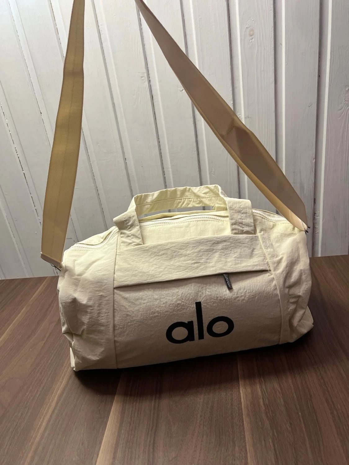 Beige duffelbag från alo - 1