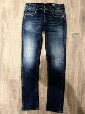 Replay Grover Jeans Mörkblå W29/L34 - Straight Fit - Replay Grover mörkblå jeans med straight fit passform som sitter rakare och bekvämt med normal midja och funkar till allt, storlek W29/L34, midja 39,5 cm, ytterbenslängd 109 cm, benöppning 17 cm, modellen är 185cm & väger 65kg, i fint skick.