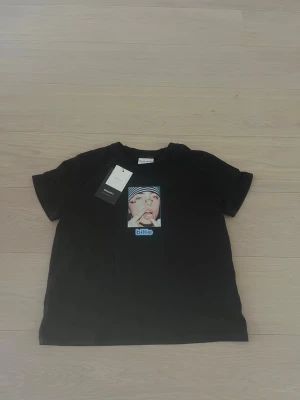 Svart Billie Eilish t-shirt med tryck - Helt oanvänd med prislappen kvar. I samma skick som om den vore ny köpt. Pris kan diskuteras 