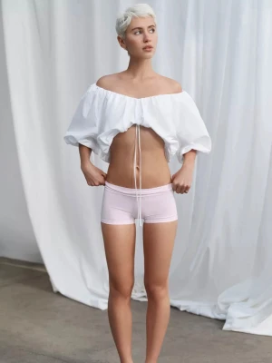 Zara viral Vit croppad blus med puffärm - Säljer en vit croppad blus med stora puffärmar och snörning framtill. Toppen har en luftig och trendig look, perfekt för dig som vill sticka ut. Tillverkad i bomull för en skön känsla och passar perfekt till höga jeans eller kjol.
