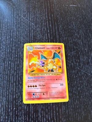 Charizard Pokémonkort - Säljer ett Charizard Pokémon kort. Vet inte nånting om den. Skriv för frågor osv. 