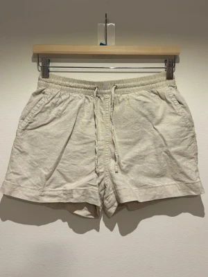 Beige linneshorts från HM - De ser lite randiga ut i kameran men de är inte det i verkligheten. Aldrig använt