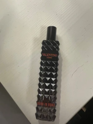 Valentino Uomo Born In Roma Coral fantasy - Säljer en ny 20 ml tror jag, Coral fantasy. Tar bara Instabox beställningar!!