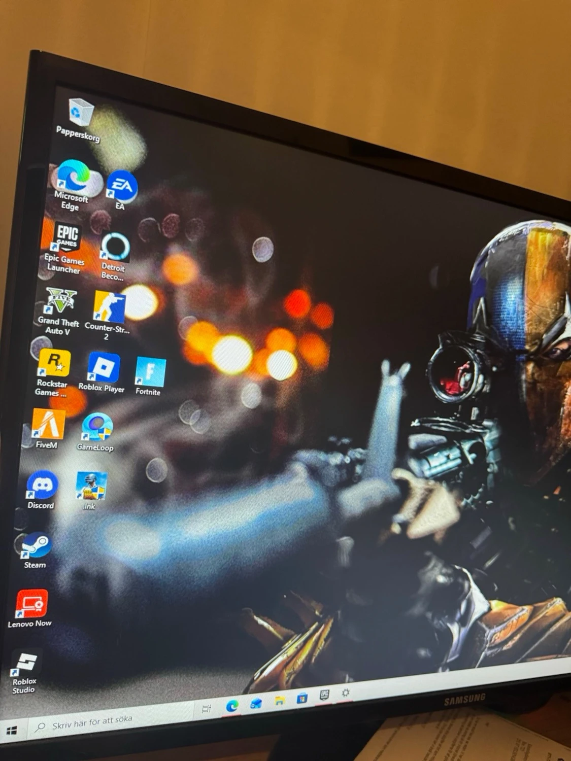 Lenovo stationär gamingdator svart/röd