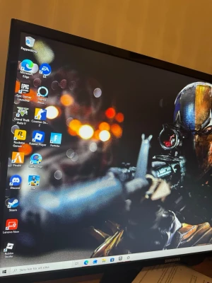 Lenovo stationär gamingdator svart/röd - Säljer en stationär dator från Lenovo med futuristisk design i svart metall och röda LED-lampor. Perfekt för gaming med snyggt chassi och flera portar på baksidan. Skärmen visar Windows och flera spelikoner som GTA V och Fortnite.🖥️ Gaming PC – GTX 1080 8GB / 16GB RAM / 1,1TB lagring Säljer en fungerande gaming-PC. • Intel i5-6400 • GTX 1080 8GB • 16GB RAM • 238GB SSD + 932GB HDD • Windows 64-bit Perfekt för gaming och vardagligt användande. Skärmen ingår i priset 