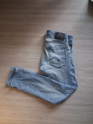 Ljusblå grover jeans från Replay - Säljer ett par ljusblå jeans från Replay med passformen grover. tillverkade i mjukt denimtyg. Hör av dig med frågor om du har!