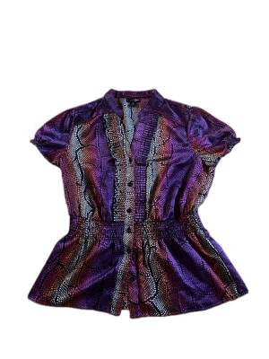 Färgglad kortärmad skjorta - Super cool kort ärmad skjorta med knappar och frills. Babydoll formad. Super fint skick