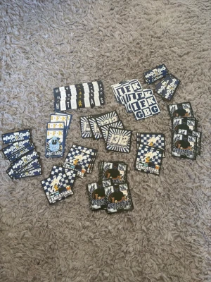 IFK Göteborg klistermärken samling - Samling med olika IFK Göteborg klistermärken i blått, vitt och gult. Motiven inkluderar klubbnamn, supportergrupper och slogans. Perfekt för att dekorera laptop, mobil eller andra ytor. Flera olika designer och storlekar ingår. 1kr styck 