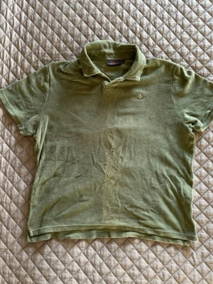 Morris piké - Säljer nu denna morris piké i frotte. | Fint skick men har en liten blek rand på magen. | Delon Terry Jersey Polo Olive. | Nypris 1000 kr. | Storlek S. | Släng iväg en signal vid funderingar så svarar jag snabbt. | 