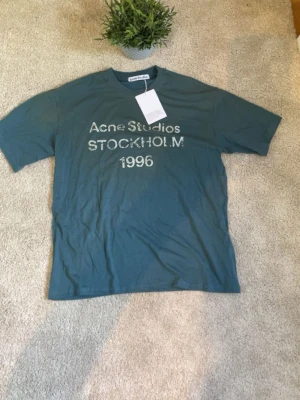 Acne studio T-shirt - Säljes min feta acne studio t shirt i färgen blå som är i storlek M. Riktigt snygg rekommenderas stark 