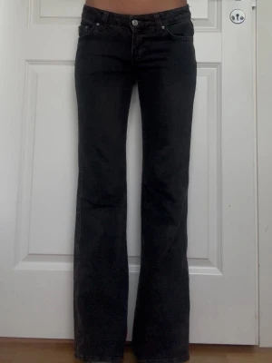 Jeans - Flared jeans från Gina. Knappt använda. Storlek 34. I andra storleksmått brukar jag ha 25/32 för referens. 