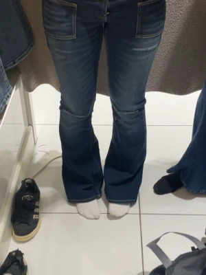 Jeans - Jeans med hål från gina