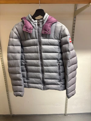 Colmar Jacka  - Hej! Säljer nu min jackafrån märket Colmar, storlek 48/M, bra skick, hör av dig om du har frågor eller funderingar kring jackan :) 