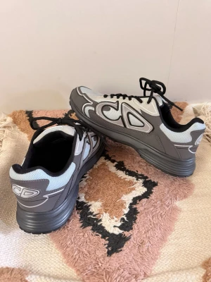 B30 sneaker - Snygga sneakers perfekt inför hösten och vinter. Nyskick utan box. PRIS KAN DISKUTERAS VID SNABBÄFFAR