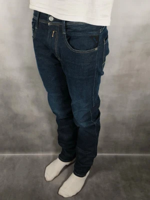 Replay Anbass - Replay Anbass Jeans • Storlek: 31/34 • Skick: 9/10 – fint skick, utan skavanker • Inkluderas: Endast jeansen • Nypris: Ca 2 000 kr • Passform: Modellen på bilden är 180 cm lång, väger 65 kg •