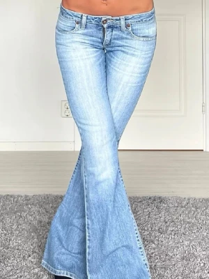 Jeans - Midjemätt: 38cm rakt över, innerbenslängd: 78cm 💗