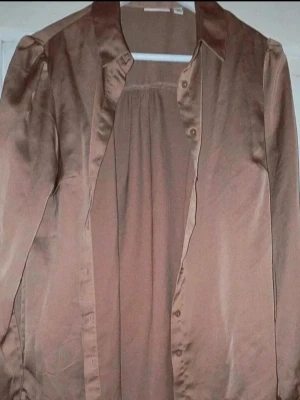Beige skjorta i satin-look - Strl 34. Passar mig som är 36.