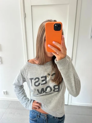 Grå sweatshirt - Säljer denna tröja från ginatricot🥰 med tryck